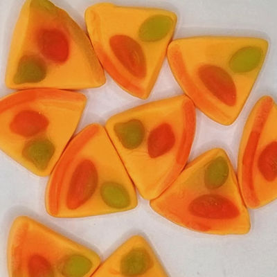 Lustig geformte Gummibärchen, bunte Scheiben und kreative Formen
