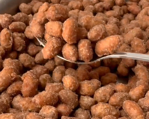 Heiss verkaufte geröstete schwarze Knoblauch-Krispige Erdnüsse - unwiderstehlich