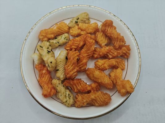 Mischte Reiskrackereien mit Meeresalgen und Sojasauce
