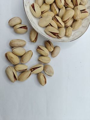 Stillen Sie Gelüste Geröstete Salz Pistazien mit Schale Kostenlose Probe