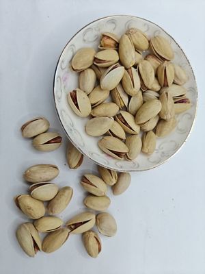 Stillen Sie Gelüste Geröstete Salz Pistazien mit Schale Kostenlose Probe