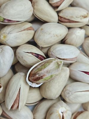 Stillen Sie Gelüste Geröstete Salz Pistazien mit Schale Kostenlose Probe