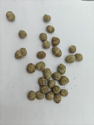 Nährstoffreiche, leckere, proteinreiche, mit Algen beschichtete Erdnüsse in großen Packungen.