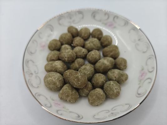 Nährstoffreiche, leckere, proteinreiche, mit Algen beschichtete Erdnüsse in großen Packungen.