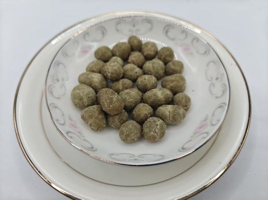 Nährstoffreiche, leckere, proteinreiche, mit Algen beschichtete Erdnüsse in großen Packungen.