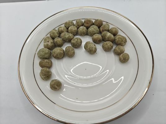 Nährstoffreiche, leckere, proteinreiche, mit Algen beschichtete Erdnüsse in großen Packungen.