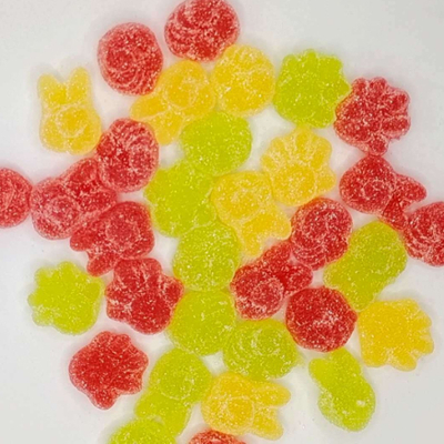 Bunte, lustig geformte, fruchtinfundierte Gummibonbons mit Zuckerüberzug