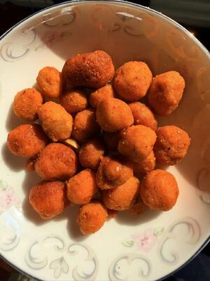 Goldene Eigelb-Crunch Erdnuss-Snack mit gesalzenem Eigelb und würzigem Geschmack in individueller OEM-Verpackung