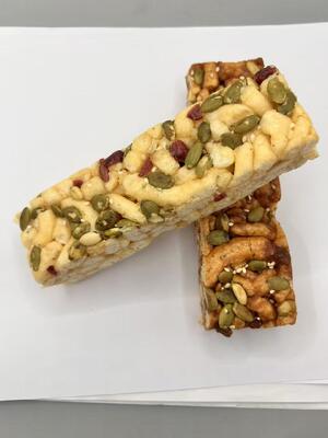 Nährstoffreiche gebackene, knusprige, knusprige Getreidehaufen Saqima