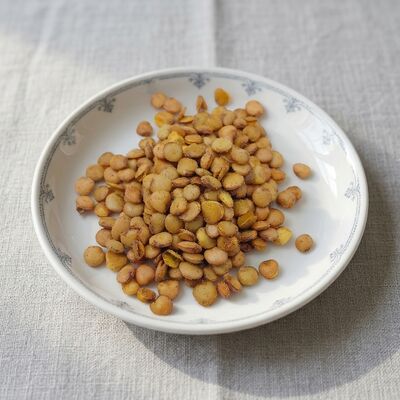 Edamame-Snacks mit Buffalo-Beschichtung mit kräftigem Buffalo-Geschmack, knackig geschältem Edamame und hohem Pflanzenproteinanteil
