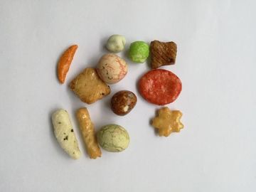 Halal Zertifikat beschichtete die gemischten Erdnüsse salzte bunte Imbisse der würzigen Reiscracker