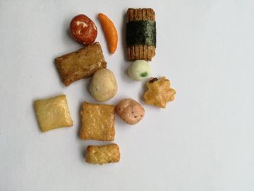 Knusperige gebackene Reis-Cracker-Mischung mit überzogene Erdnuss-grünen Erbsen