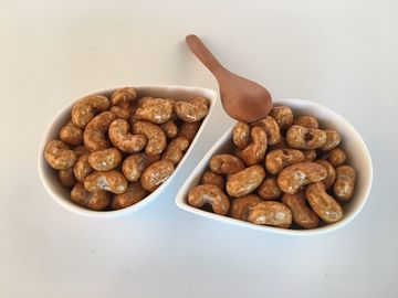 Rohe Grundacajounuss-Imbisse würzte geschmackvoller Sriracha-Paprika volles Soem Nahrung des würzigen Acajoubaums