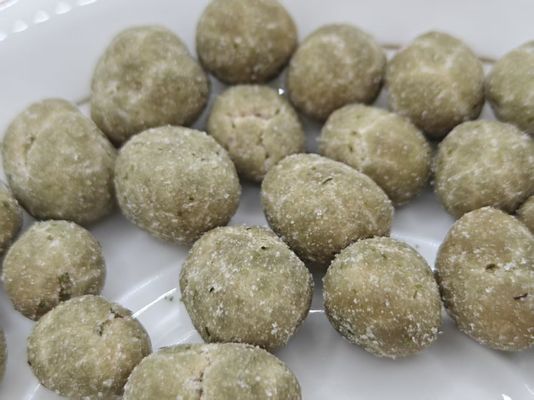 Nährstoffreiche, leckere, proteinreiche, mit Algen beschichtete Erdnüsse in großen Packungen.