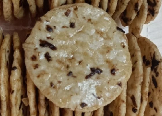 Köstliches Meerespflanzen-Aroma Soems ringsum verschiedene Aromen der wohlschmeckenden runden Imbisse der Reis-Cracker