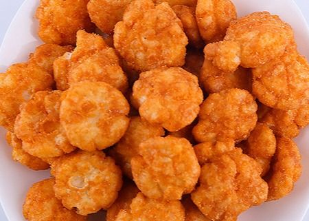 Ketschup würzt runde Reis-Cracker Soem-Tomate, die knusperige Imbiss-Nahrungsmittel würzt